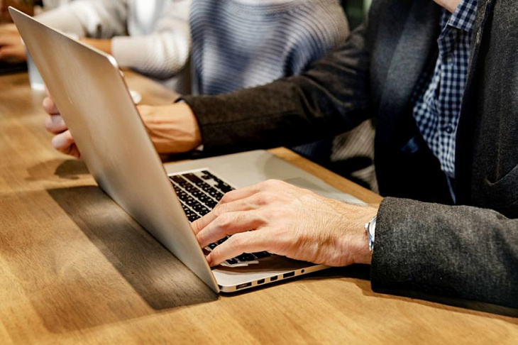 Председатель Credit Suisse ушел в отставку после нарушения COVID-мер