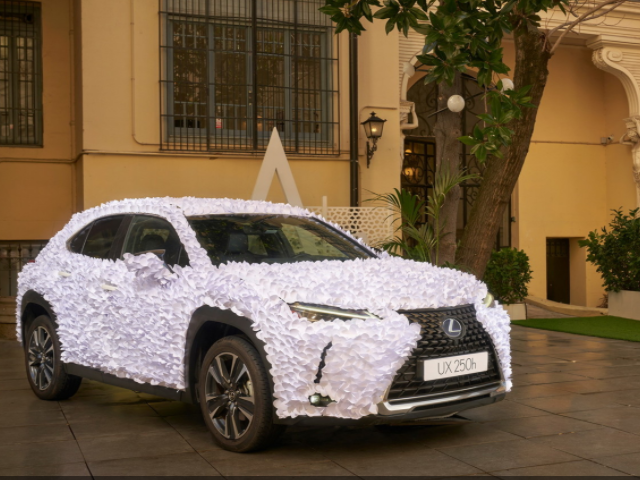 Дизайнер украсил Lexus тысячами бумажных лепестков