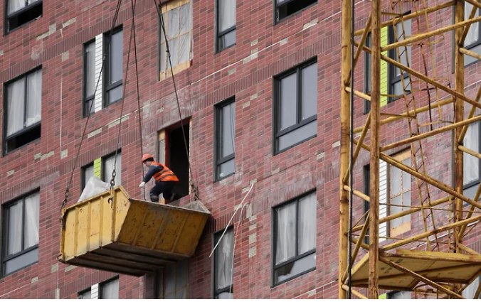 Жилье спешит на построение