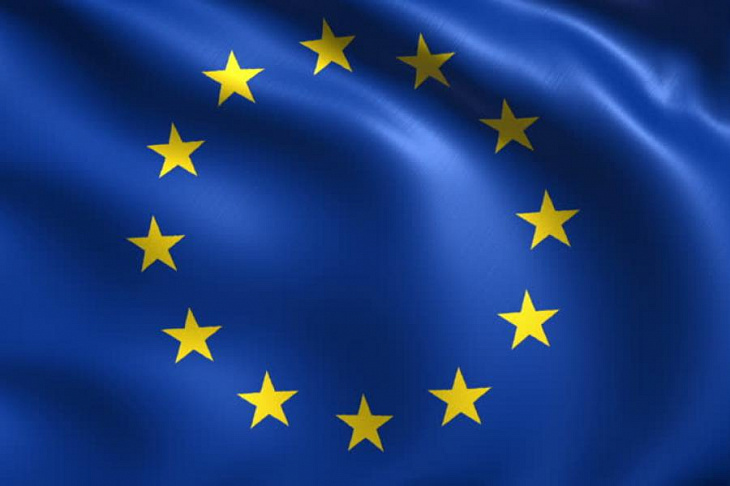 Еврокомиссия предложила запретить платежи наличными на суммы больше 10 тыс. евро