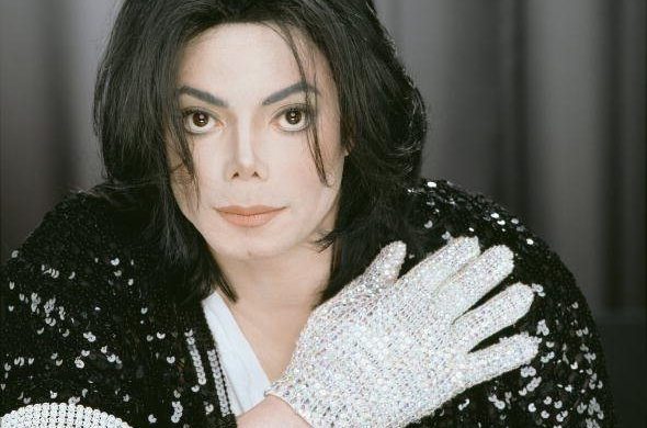 Белую перчатку Майкла Джексона продали на аукционе в США