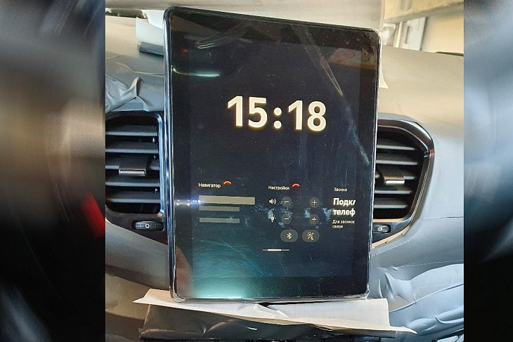 Фото салона новой Lada Vesta. Там экран, как у Tesla 