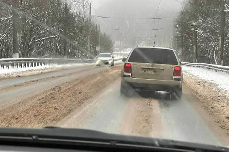 В Крыму из-за снегопада перекрыли автодорогу Симферополь-Ялта