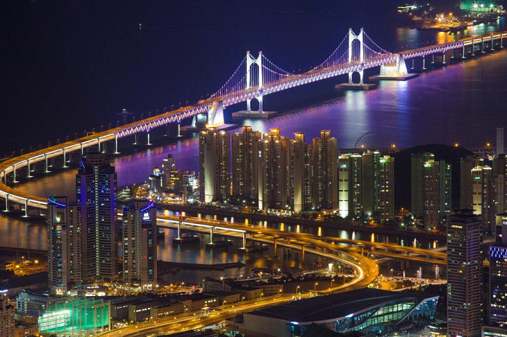 Отменить все запланированные поездки и больше времени проводить с семьей, избегать больших скоплений людей и чаще мыть руки, пить витамины и тренироваться.