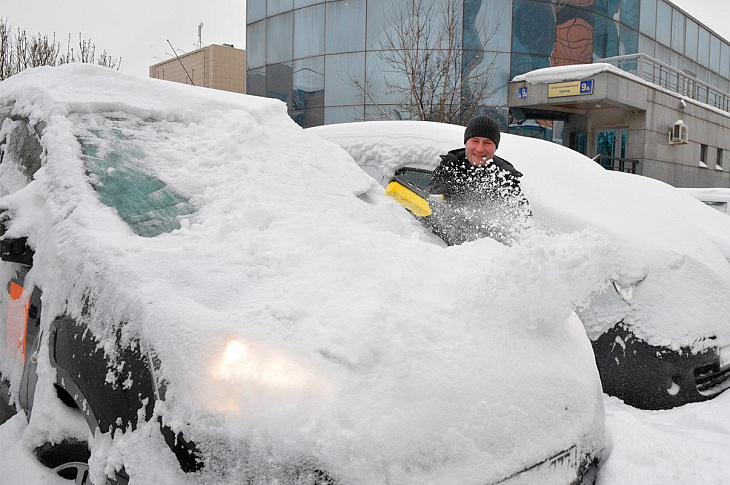 Водителей просят очищать машины от снега перед поездкой. Почему это важно