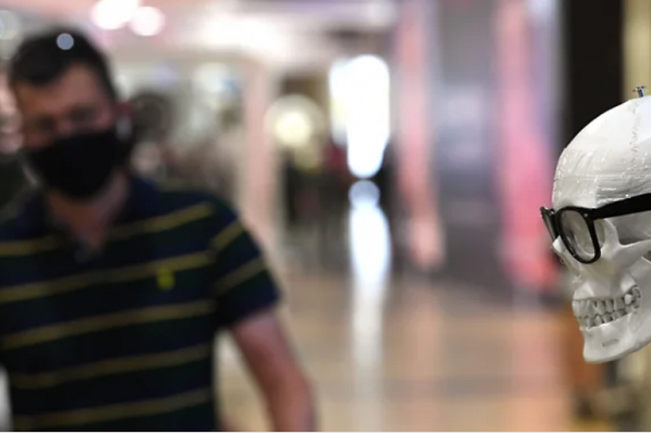 Пандемия вернулась в торгцентры