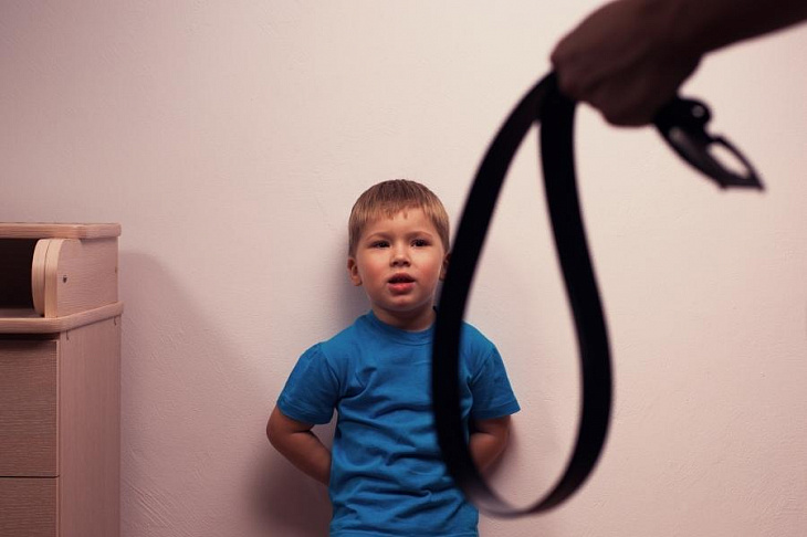 Специалисты показали, чем опасны жесткие формы воспитания ребенка