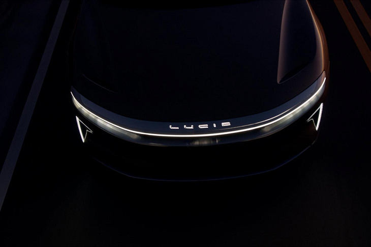 Конкурент Tesla купил рекламу во время интервью Илона Масака