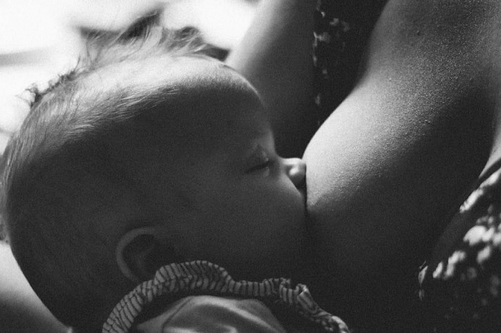 Выявлено новое полезное свойство женского молока