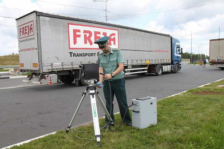 Таможенникам хотят дать право самостоятельно останавливать грузовики на всей территории страны