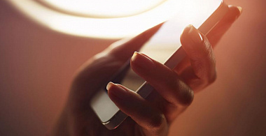 Зачем отключать телефон в самолете?