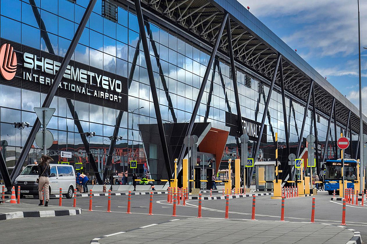 Скандал с парковкой в «Шереметьево»: водители платят по 3 000 рублей.