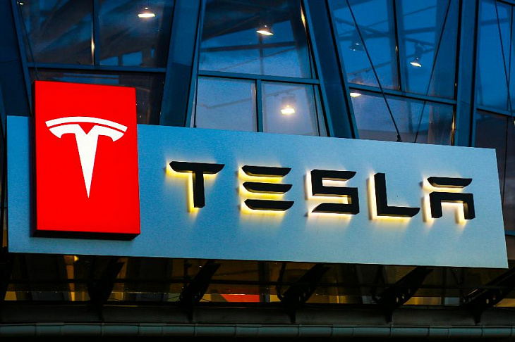 Почти 500 тысяч электромобилей выпустила Tesla в 2020 году