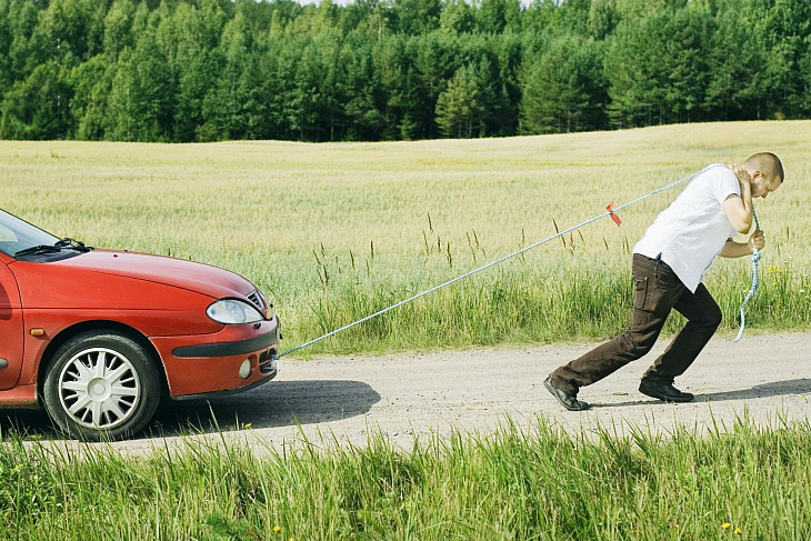 Как завести автомобиль с толкача или буксира