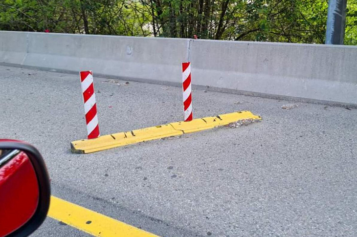 Дорожники придумали необычный способ борьбы с обочечниками. Видео 