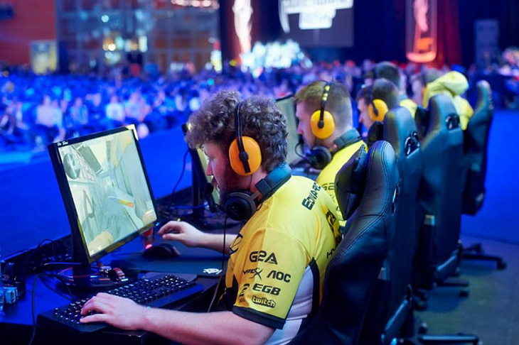 Названы зарплаты киберспортсменов