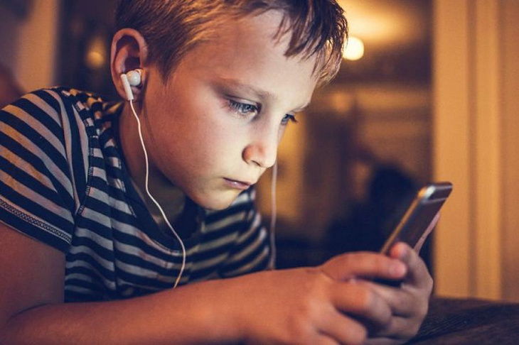 Брось трубку: почему развитие детей замедлилось