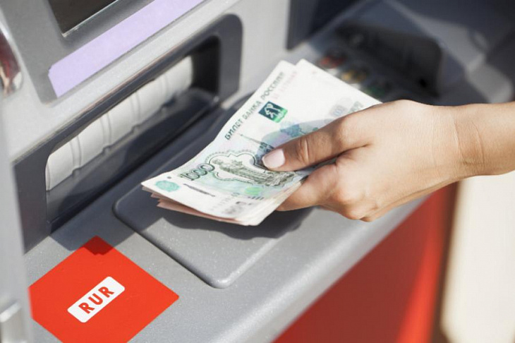В 2022 году банки начнут внедрять сервис по снятию денег с чужих карт