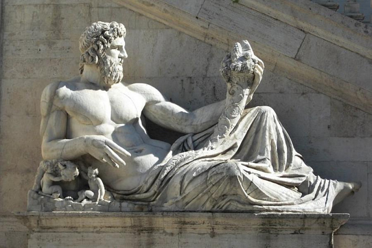 Вредно ли есть стоя или лежа?