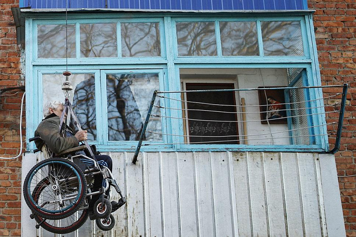 Видео спуска инвалида с 3 этажа по лебедке привлекло внимание СМИ и властей