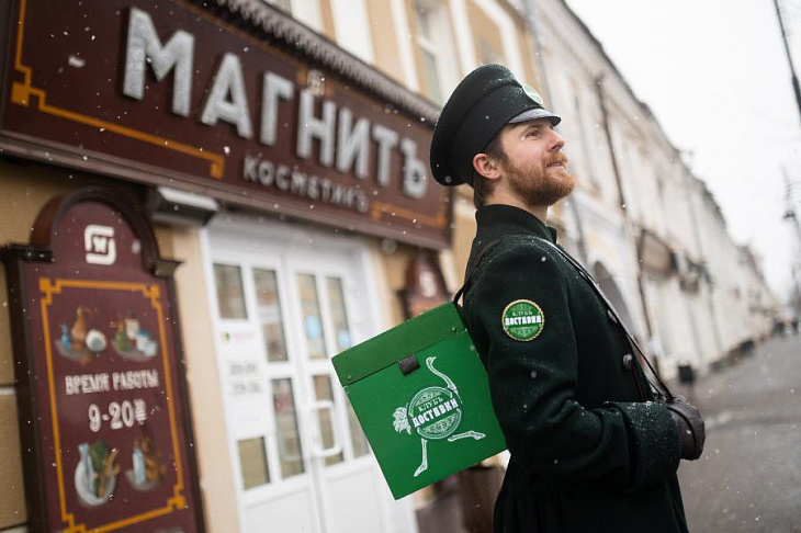 В Рыбинске появились ретро-курьеры от Delivery Club