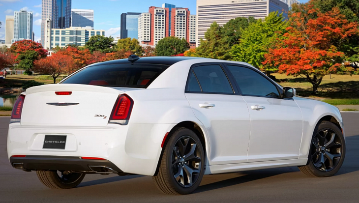 Не время умирать: «древний» Chrysler 300 задержится на конвейере