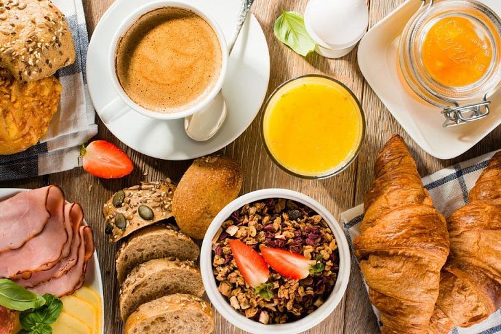 Почему завтрак в европейских отелях называют «континентальным»?