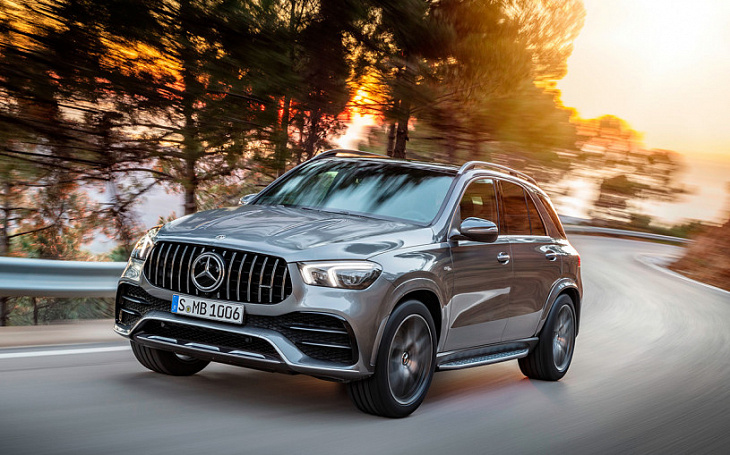 Водитель подал в суд на Mercedes после того, как дверь отрубила ему палец  