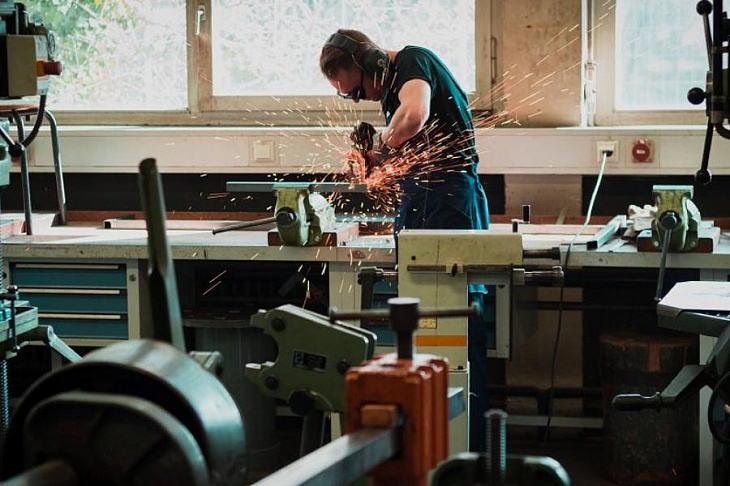 Власти Москвы разрешили отстранять без зарплаты непривившихся работников