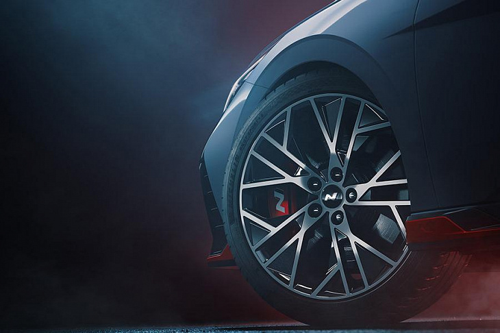 Hyundai заинтриговал тизерами мощной версии Elantra N