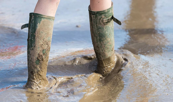 Бренд элитной обуви запустил продажи покрытых грязью сапог 