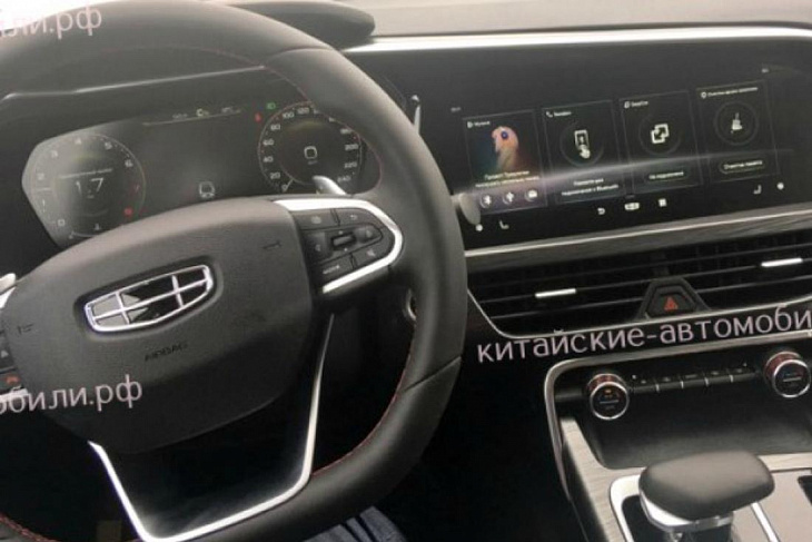 Появились фотографии салона нового кроссовера Geely для России.