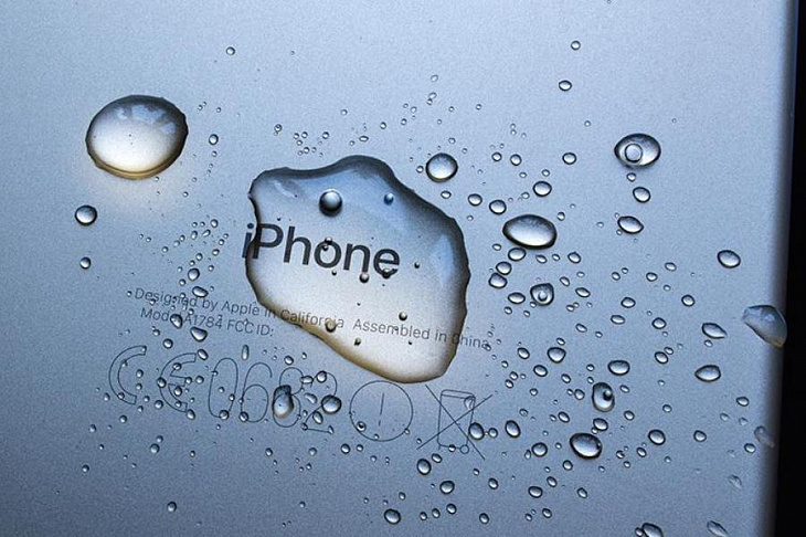 На Apple подали в суд из-за дезинформации о водостойкости iPhone