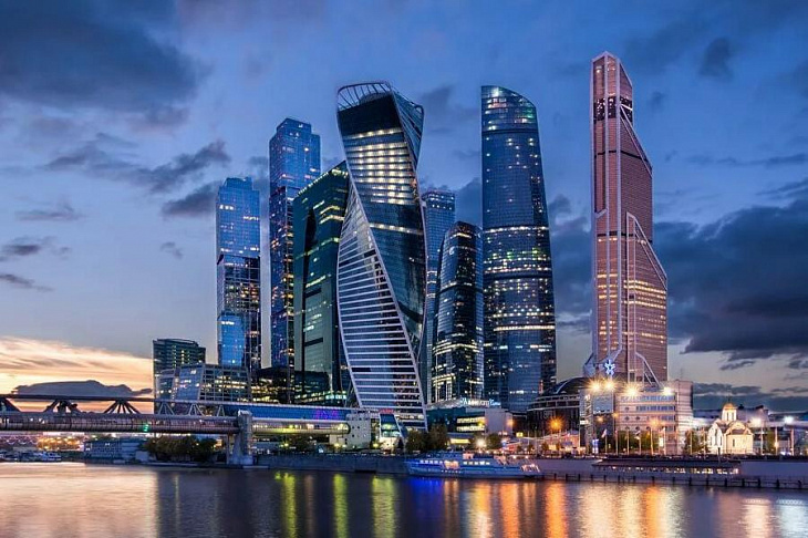 Глава Минтруда назвал серьезной проблемой разрыв между доходами богатых и бедных в России