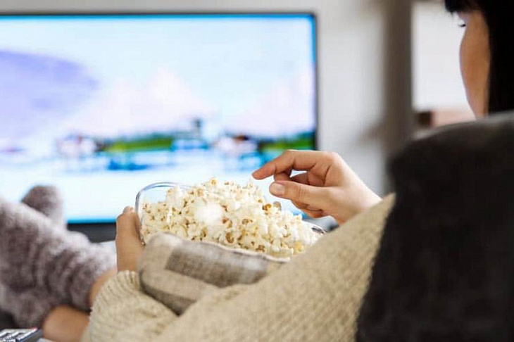 Диетолог рассказала, почему нельзя есть перед телевизором