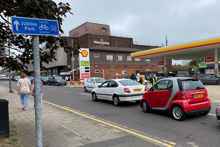 Британцы бросились скупать бензин из-за опасений перебоя в поставках