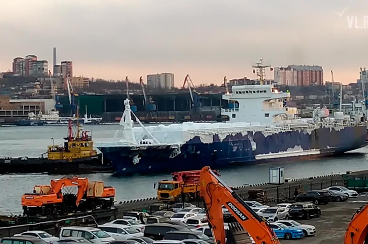Во Владивосток прибыл сухогруз с десятками заледеневших иномарок. Видео 