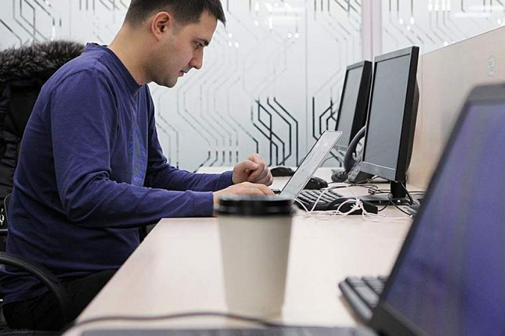 Россияне назвали причины слежки за своими партнерами в Сети