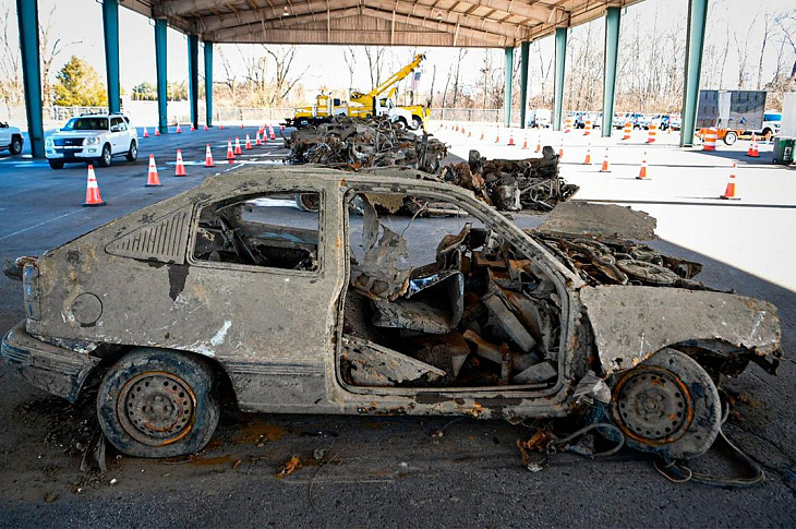 В США из озера и реки достали 40 автомобилей. Фото