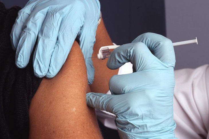 Четыре региона России обнародовали статистику по заболевшим после вакцинации