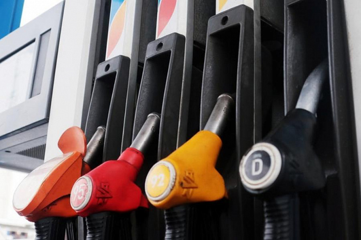 В России резко упали оптовые цены на бензин