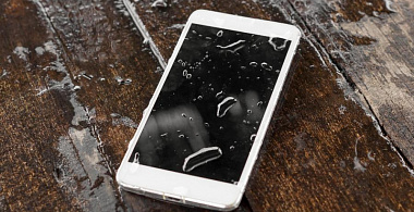 Что делать, если телефон оказался в воде и промок?