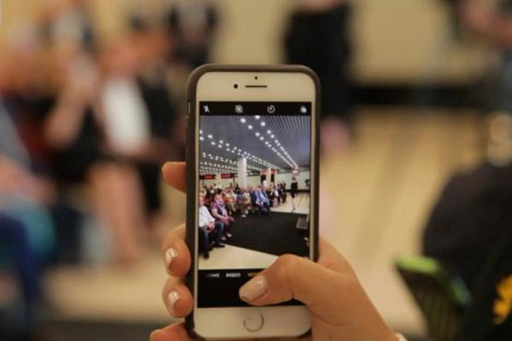 Apple перестанет комплектовать новые iPhone зарядками