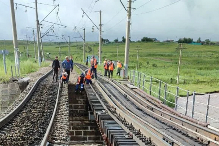 Рельсы в воду