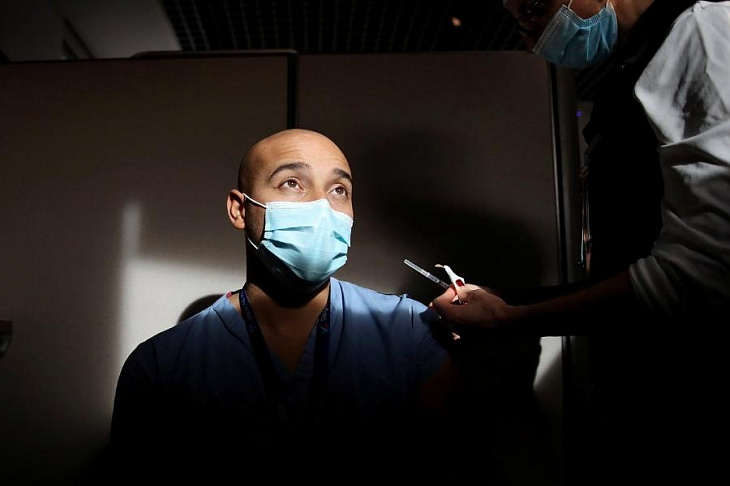 Мировые лидеры подняли вопрос введения сертификатов для вакцинированных