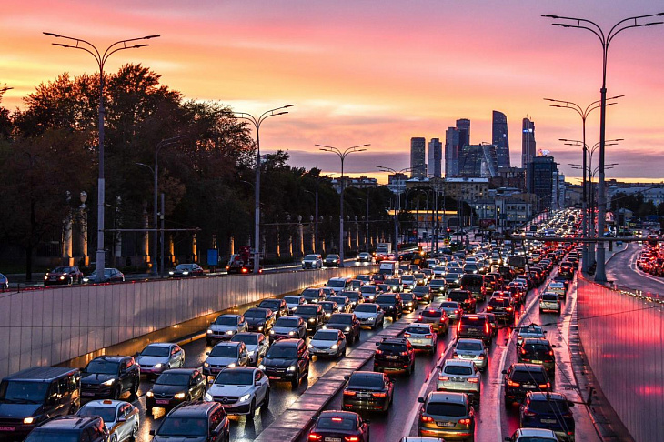 Стало известно, сколько в среднем машин приходится на тысячу россиян