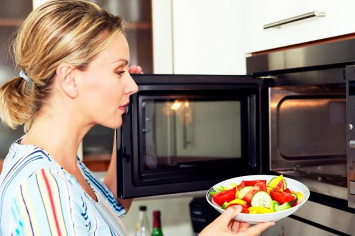 Становятся токсичными: четыре продукта, которые нельзя разогревать