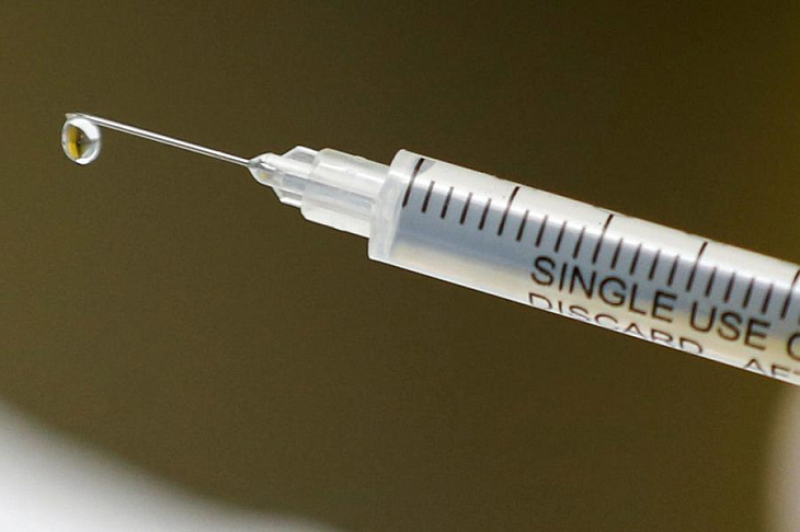 Вакцина от коронавируса вызвала опасную побочную реакцию