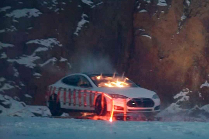 В Финляндии взорвали Tesla Model S с манекеном Илона Маска. Видео 
