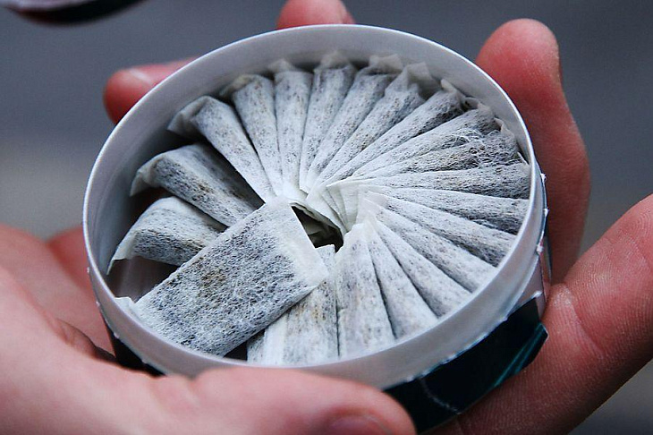 Врачи рассказали, чем грозит употребление снюса